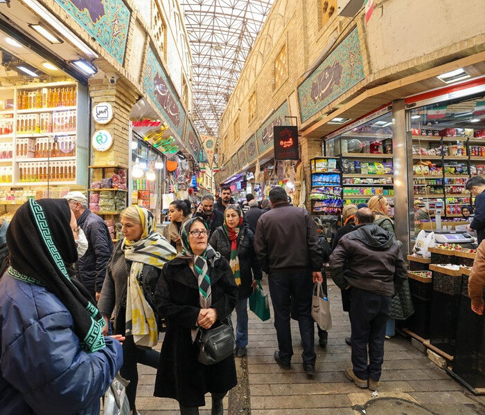 بين الفقر والانقطاع عن العمل.. الركود التضخمي يضغط على الأسر الإيرانية والنساء يدفعن الثمن