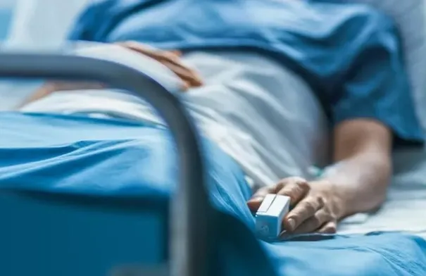 انتكاسة مفاجئة تُدخل فنانا كبيرا في حالة حرجة