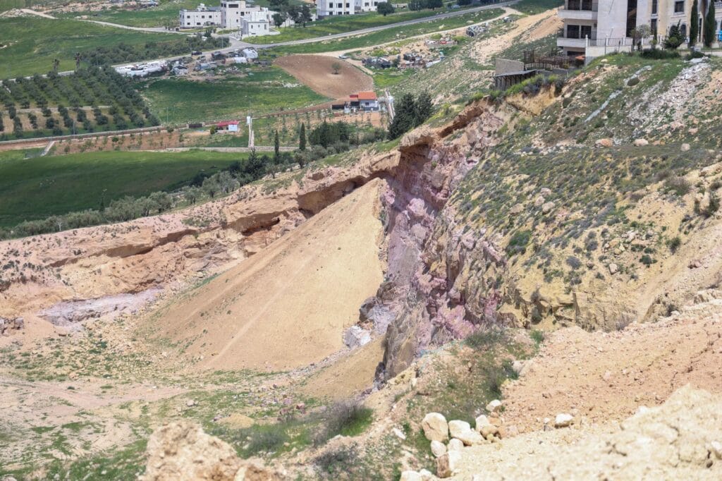 جانب من الانزلاقات الأرضية في صافوط