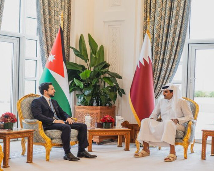 ولي العهد يلتقي أمير قطر في الدوحة