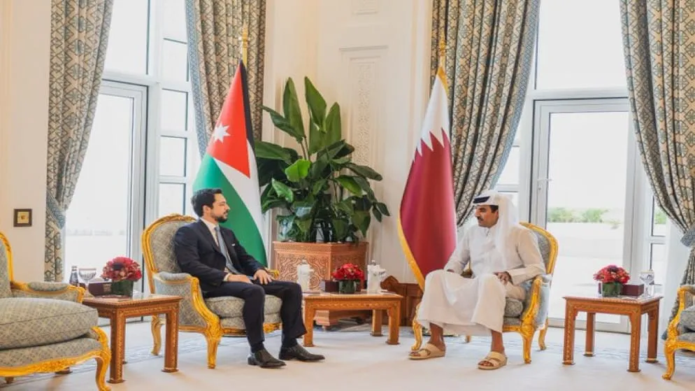 ولي العهد يلتقي أمير قطر في الدوحة