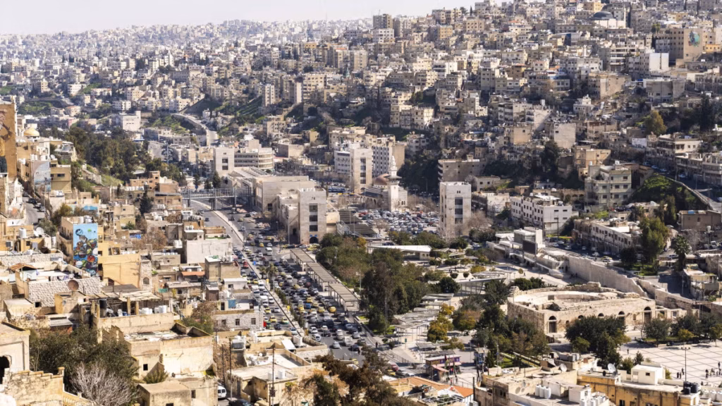 باعوه الأرض رسمياً ثم خسر كل شيء.. قصة أردني أثارت الجدل