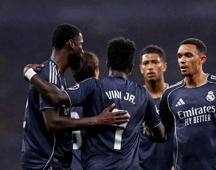 رد فعل لاعبي ريال مدريد تجاه فليك بعد الخسارة أمام برشلونة (فيديو)