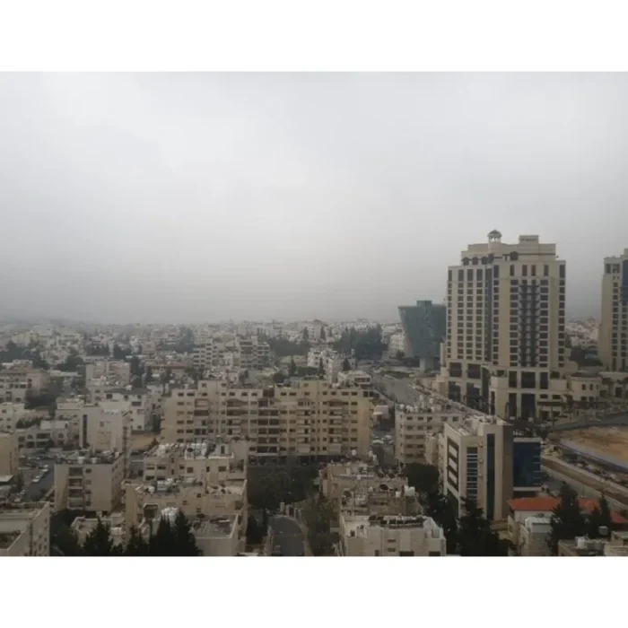 حالة الطقس: أجواء باردة وزخات مطرية محتملة الثلاثاء
