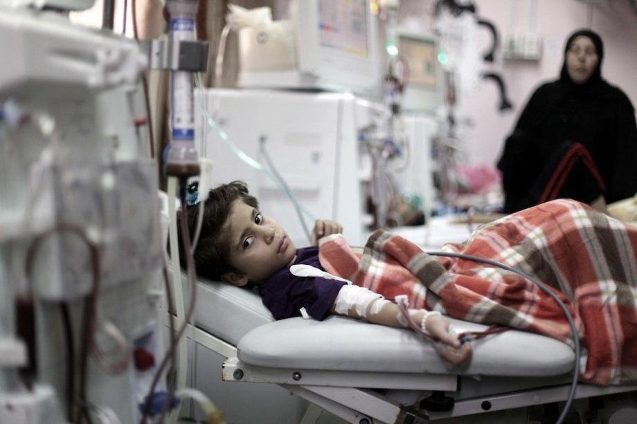 الدواء ينفد.. هل ينهار النظام الصحي الفلسطيني؟