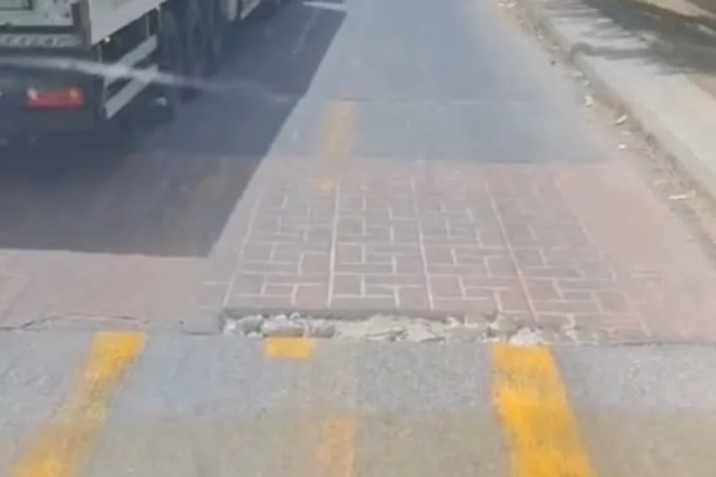 شاهد .."سيخ" يخترق الإسفلت في منطقة القسطل