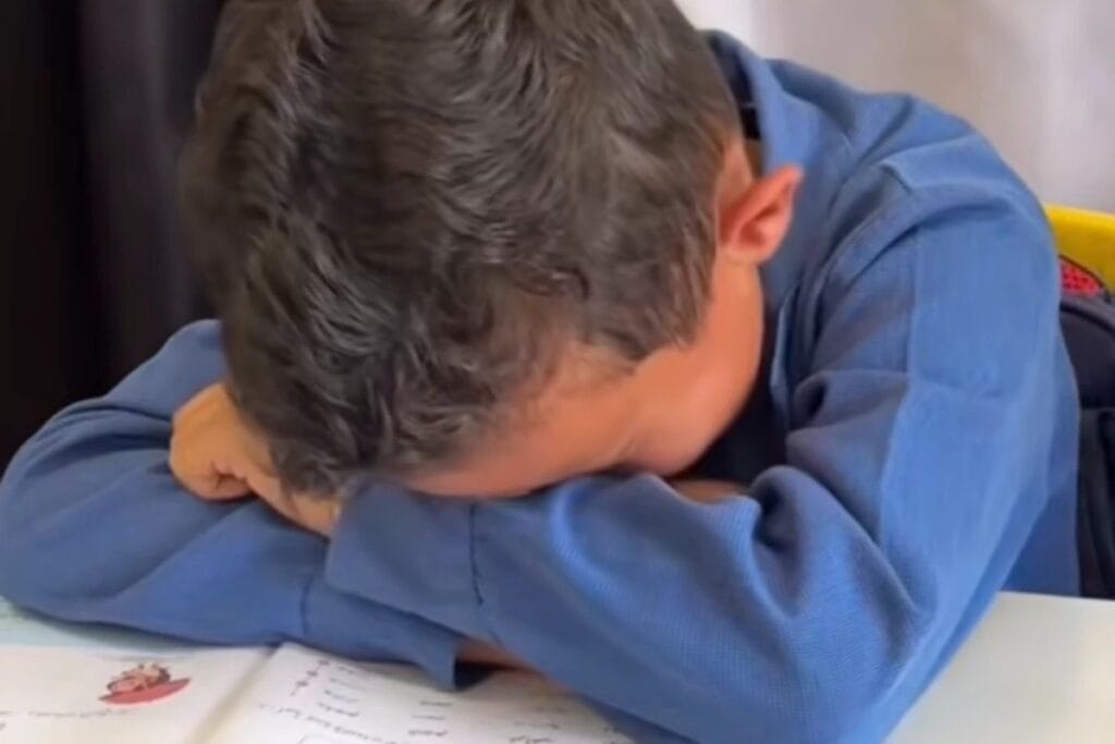 الطفل يحيى يبكي عند سماع رسالة والده