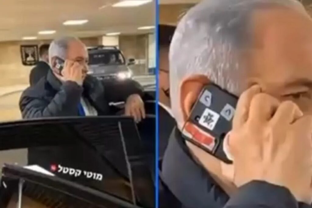 نتنياهو يغطي كاميرا هاتفه بلاصق