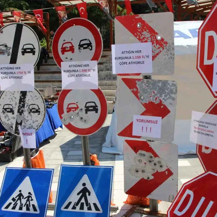 أماسيا التركية تحوّل لافتاتها المثقوبة بالرصاص إلى معرض فني للتوعية