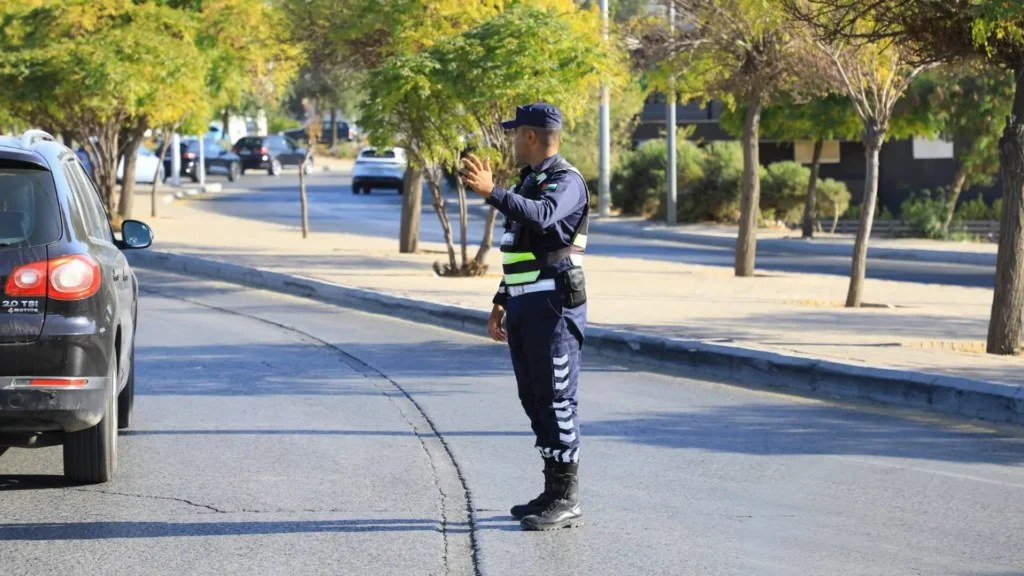 "بطولة على الإسفلت.. كيف أنقذ رقيب سير شابة من الموت المحقق؟"
