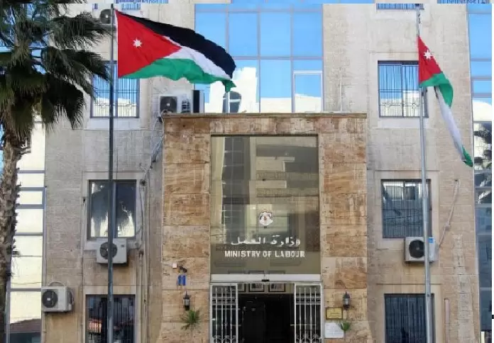 “العمل” تحرر 491 مخالفة بحق شركة ألبان وتُحيلها للقضاء لعدم التزامها بدفع أجور العاملين