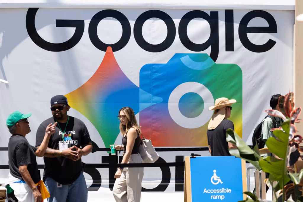 حضور يمشي أمام شعار غوغل خلال مؤتمر Google I/O في التاسع عشر من مايو 2026، في مدينة ماونتن فيو بولاية كاليفورنيا.