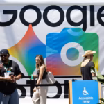 حضور يمشي أمام شعار غوغل خلال مؤتمر Google I/O في التاسع عشر من مايو 2026، في مدينة ماونتن فيو بولاية كاليفورنيا.