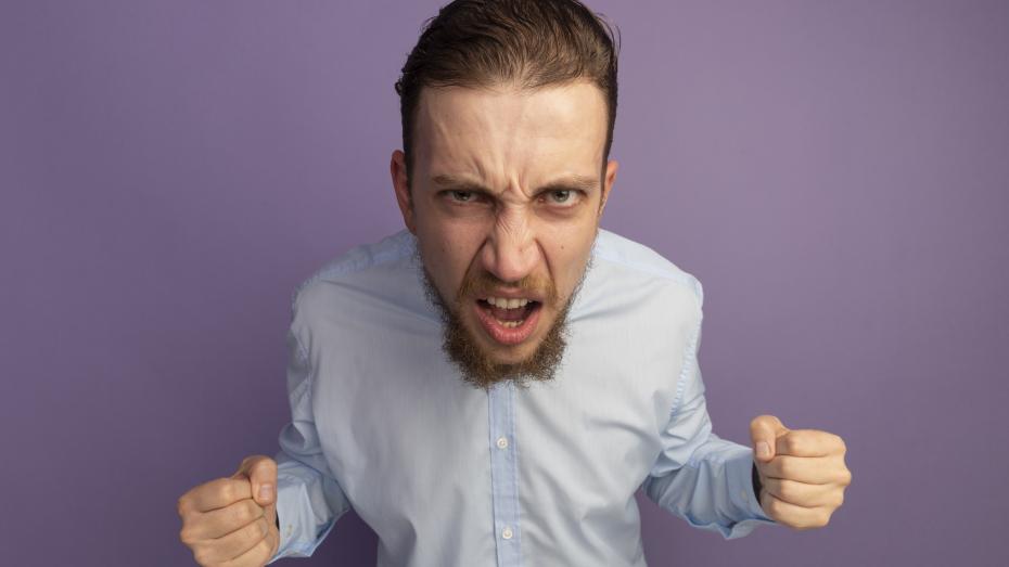 أردني يكتشف بالصدفة أنه "طبيب نسائية".. خطأ إداري يشعل الغضب