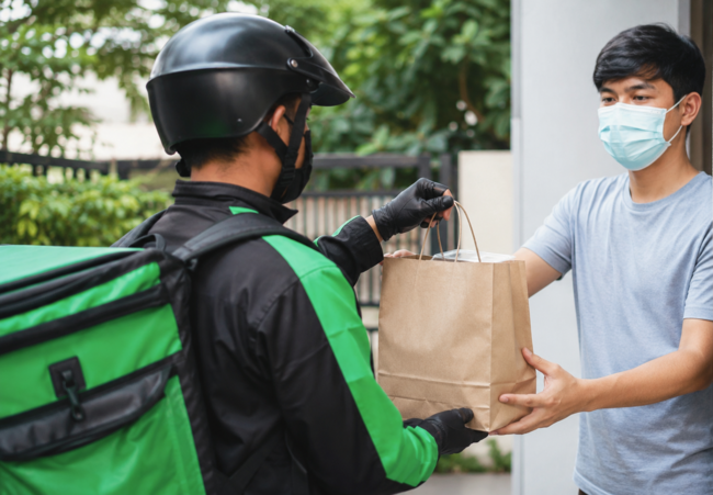 قبل استلام طلبك.. شرط إلزامي للكباتن توصيل الطعام