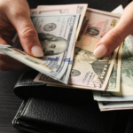 تصاعد التوترات يعزز هيمنة الدولار.. والأسواق تترقب قرار الفيدرالي