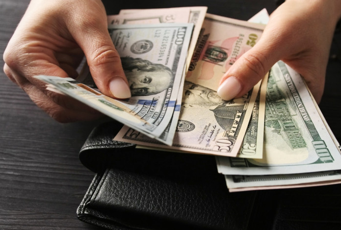 تصاعد التوترات يعزز هيمنة الدولار.. والأسواق تترقب قرار الفيدرالي