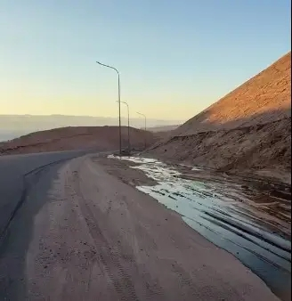 بقعة سوداء في العقبة تثير الجدل.. والسلطات تحسم