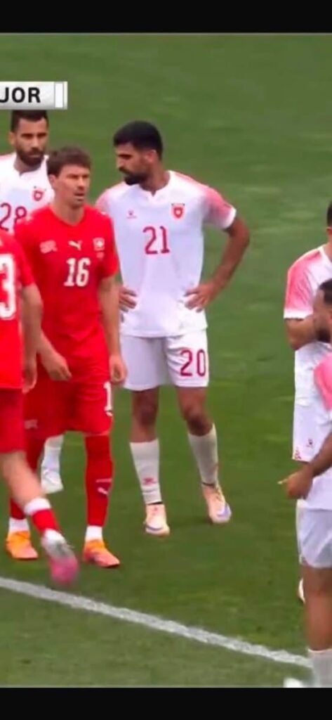 صورة للاعب آخر في منتخب النشامى في أرضية الملعب