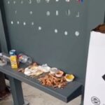 غضب من ترك بقايا الطعام على المقاعد المخصصة لانتظتر ركاب الباص