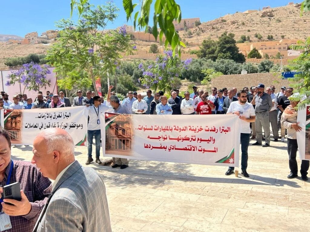 مستثمرو البترا يحتجون.. وغياب الدعم السياحي يُفاقم الأزمة