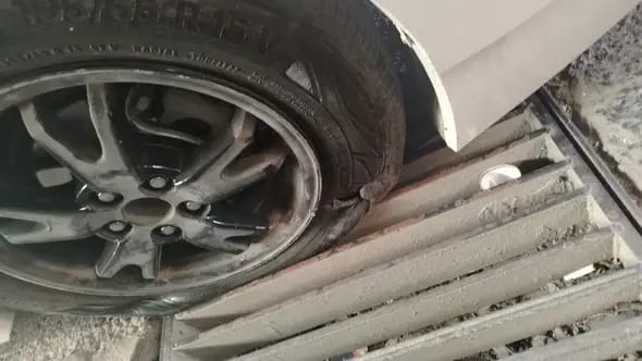 مركبة تتضرر