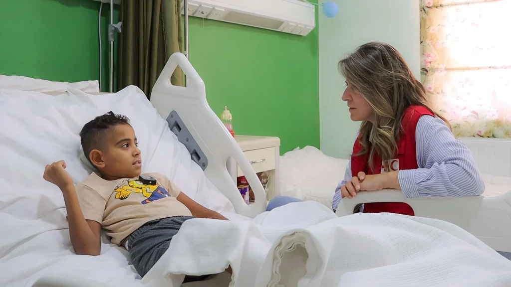 بعد الجدل.. الهلال الأحمر يرد على مزاعم احتجاز مرضى غزة