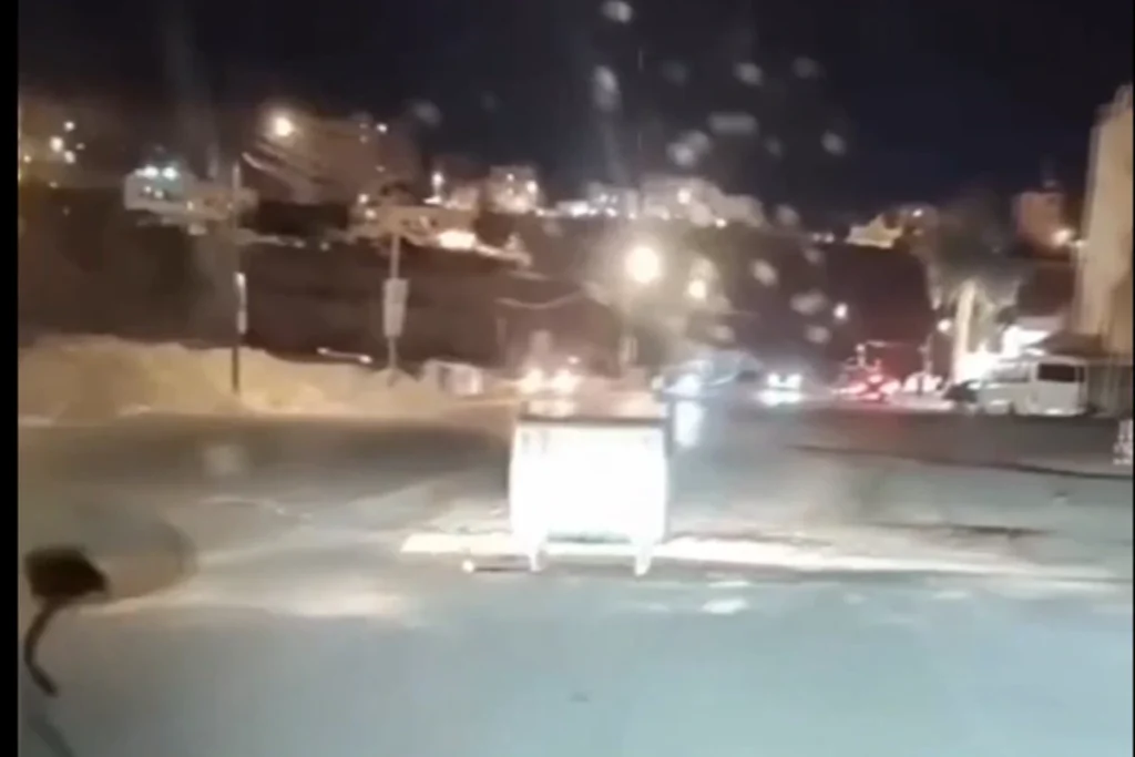 حاوية نفايات وسط شارع الأمير فيصل بطبربور كبديل عن لوحات تحذيرية