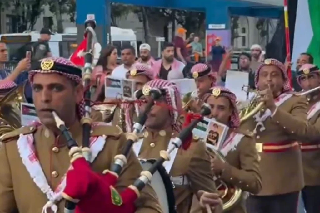 هتافات الجماهير ترافق موكب النشامى في طريقهم إلى التدريبات