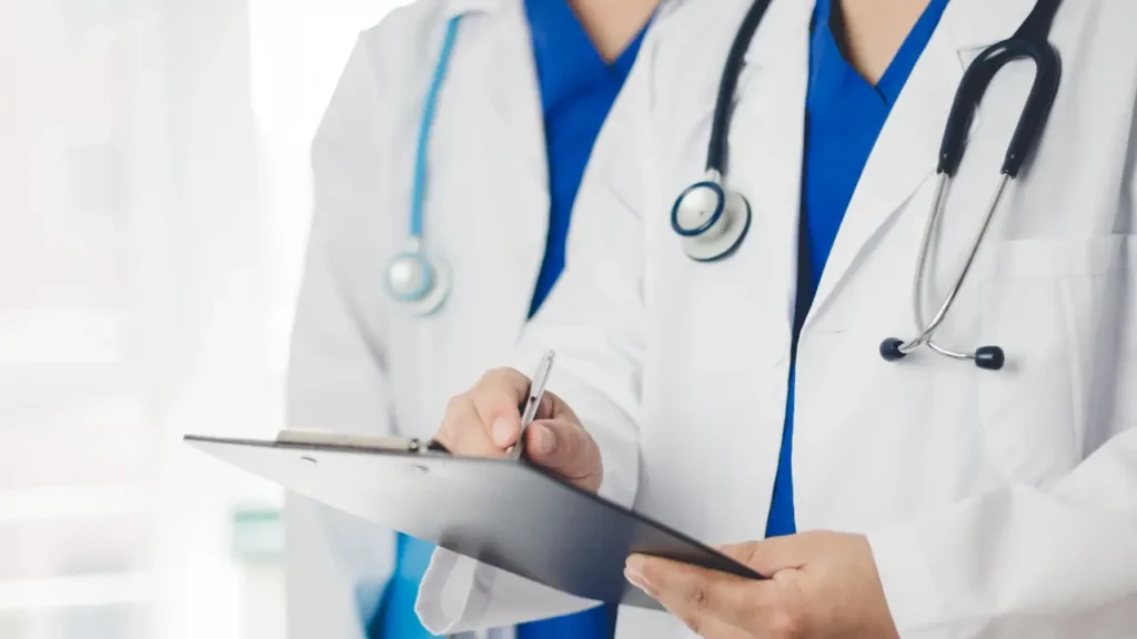 فوضى المحتوى الطبي.. بين المشاهدات وأخلاقيات المهنة
