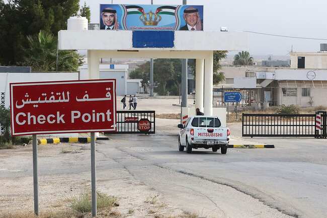ضربة للمهربين.. كبتاجون وكريستال ودخان مهرب في قبضة الجمارك