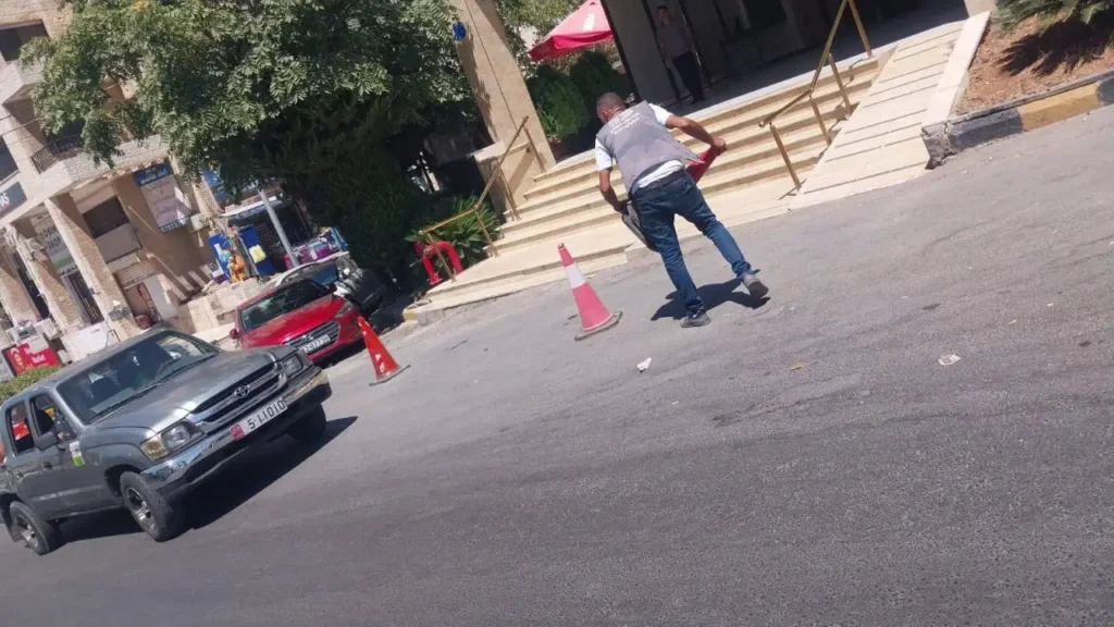 من يملك الشارع؟.. الأمانة تحسم وتحذر من حجز المواقف أمام المحال