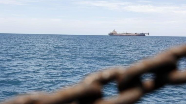 استهداف سفينة سعودية في البحر الأحمر واندلاع حريق بمقدمتها