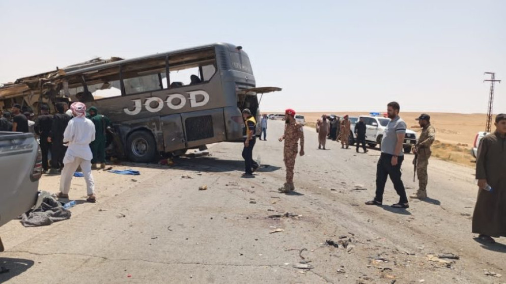 مصرع 35 شخصاً وإصابة 30 آخرين في حادث تصادم حافلتين على طريق دمشق - دير الزور