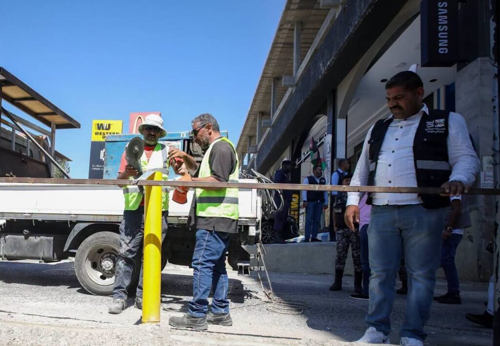 أمانة عمّان تُزيل العوائق عن الشوارع والأرصفة وتفتح باب البلاغات للمواطنين