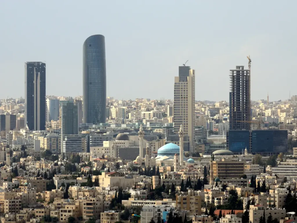 من المحروقات إلى استقالة وزير العمل.. أسبوع ساخن أشعل مواقع التواصل