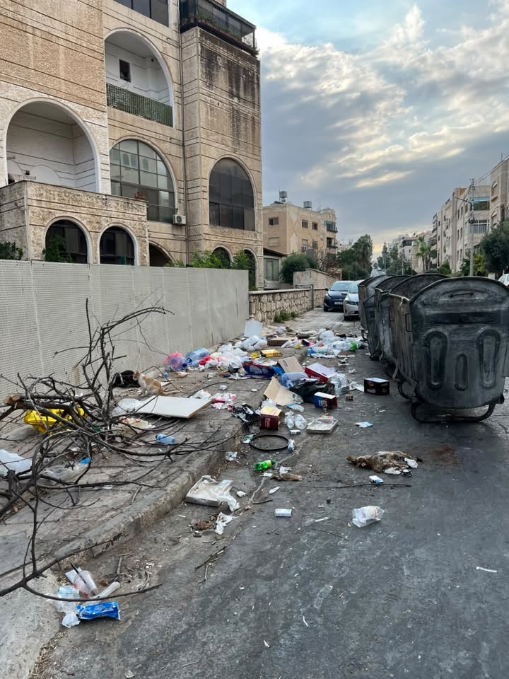 شكوى مواطن: تبعثر النفايات حول الحاويات المخصصة في ضاحية الرشيد