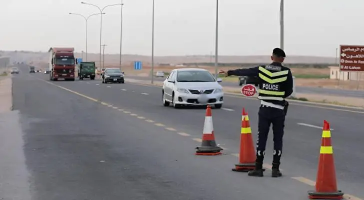 مخالفة خطرة على طريق وادي عربة.. ضبط شاحنة تقل 29 راكباً