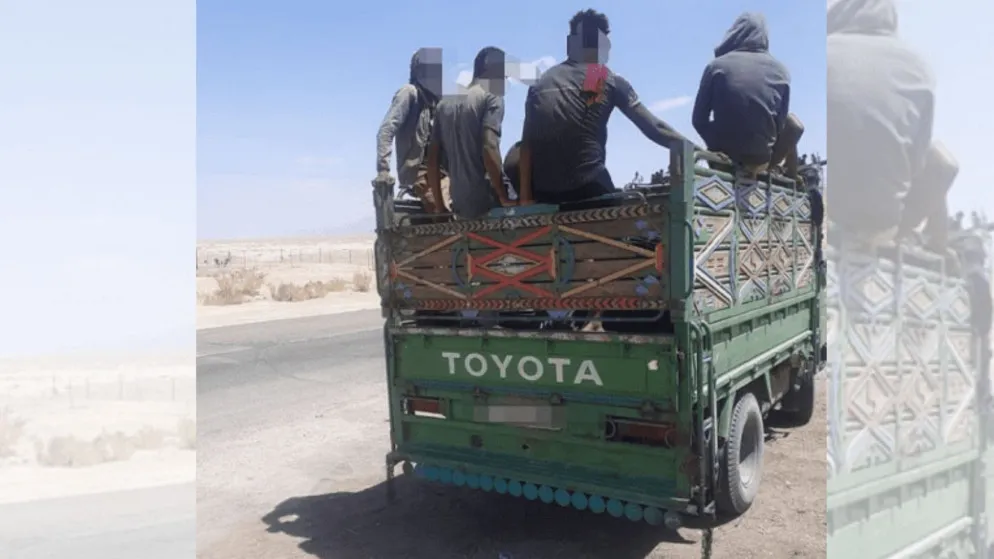 ضبط مركبة تقل 14 راكباً في صندوقها على طريق المطار.. وسائق بسرعة 178 كم/ساعة