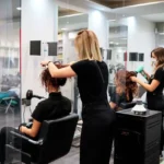 رجل يقوده غضبه لتحطيم محتويات صالون بحثًا عن خطيبته.. والنهاية صادمة