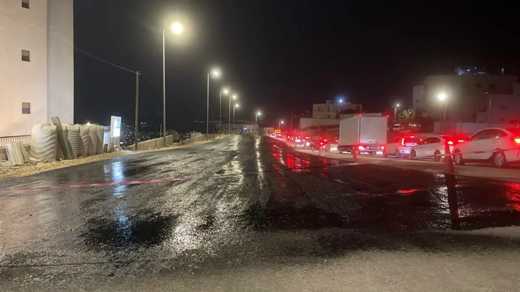 بلدية عين الباشا تبدأ فرش الخلطة الساخنة في منطقة أبو نصير