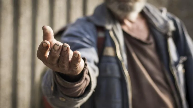 بأزمة قلبية.. وفاة خمسيني بعد ضبطه من مكافحة التسول