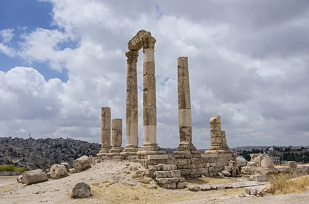 انخفاض تدريجي على الحرارة.. أجواء معتدلة الخميس والجمعة تتراجع درجات الحرارة تدريجياً اعتباراً من الخميس، بعد أجواء حارة نسبياً تسود المملكة الأربعاء، وفقاً لتقرير إدارة الأرصاد الجوية.