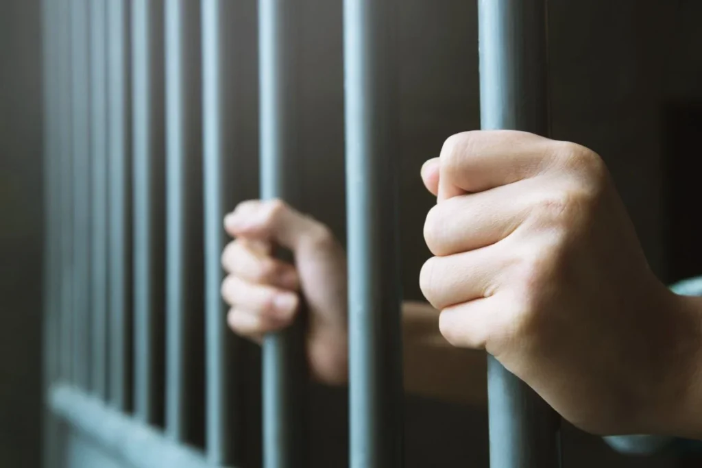 بعد تحرش متكرر بسيدة.. 6 أشهر حبساً لصاحب محل أحذية في إربد