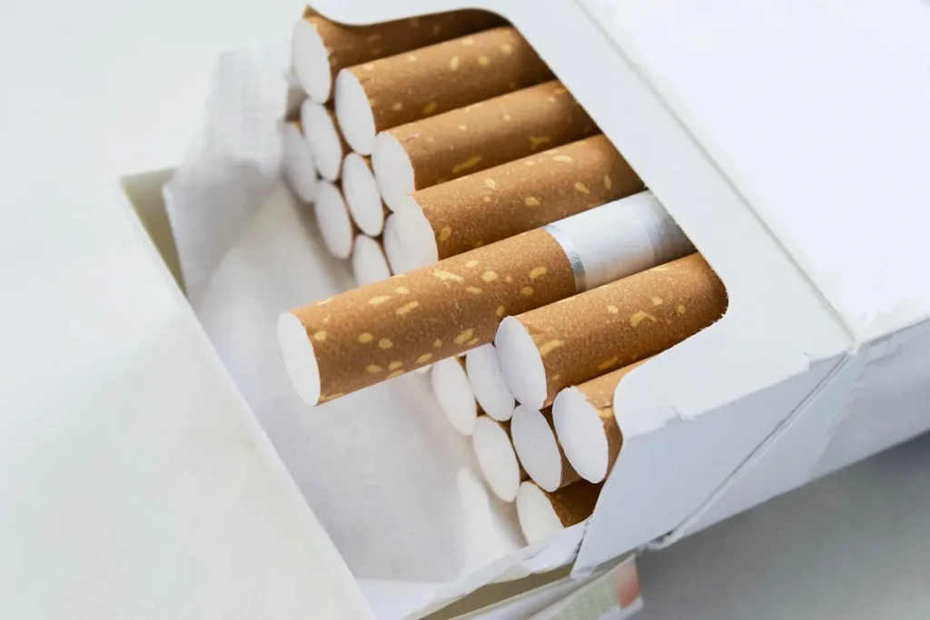 الدخان يشعل الغضب مجددا.. تجار يمتنعون عن البيع وأنباء عن زيادة مرتقبة