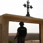 من الرصاص إلى المداهمة.. قراءة في هجوم كنيسة حمود وإدارة الدولة للأزمة