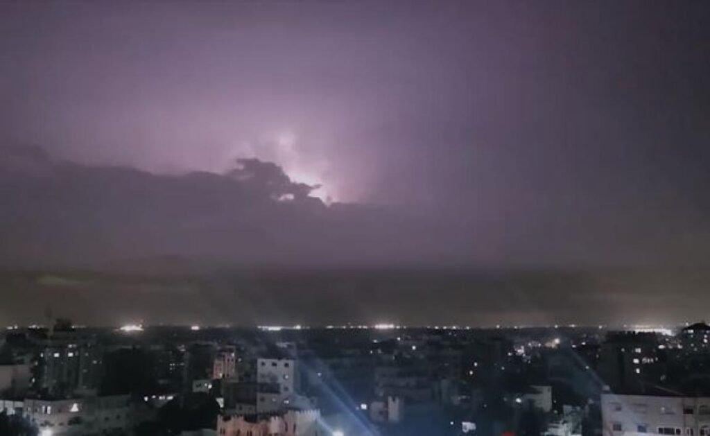 برق بنفسجي يضيء السماء لنحو 35 دقيقة.. خبير فلكي يفسّر الظاهرة