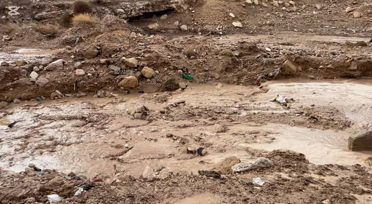 سيول الرويشد تجرف 3 أشخاص.. إنقاذ اثنين والبحث متواصل عن الثالث