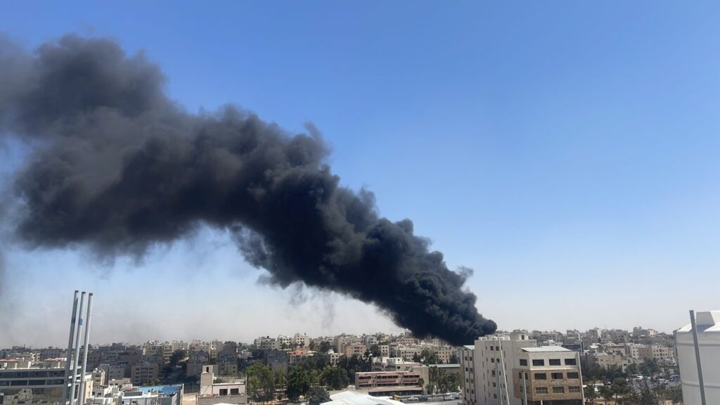 حريق ضخم في أبو علندا.. أعمدة دخان أسود كثيف تغطي سماء المنطقة