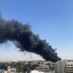 حريق ضخم في أبو علندا.. أعمدة دخان أسود كثيف تغطي سماء المنطقة